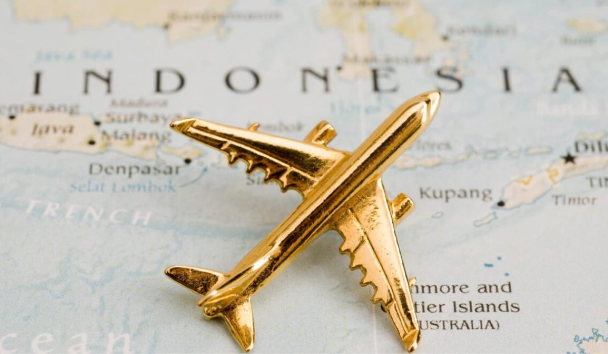 Золотой самолёт стоит стоит на карте Индонезии